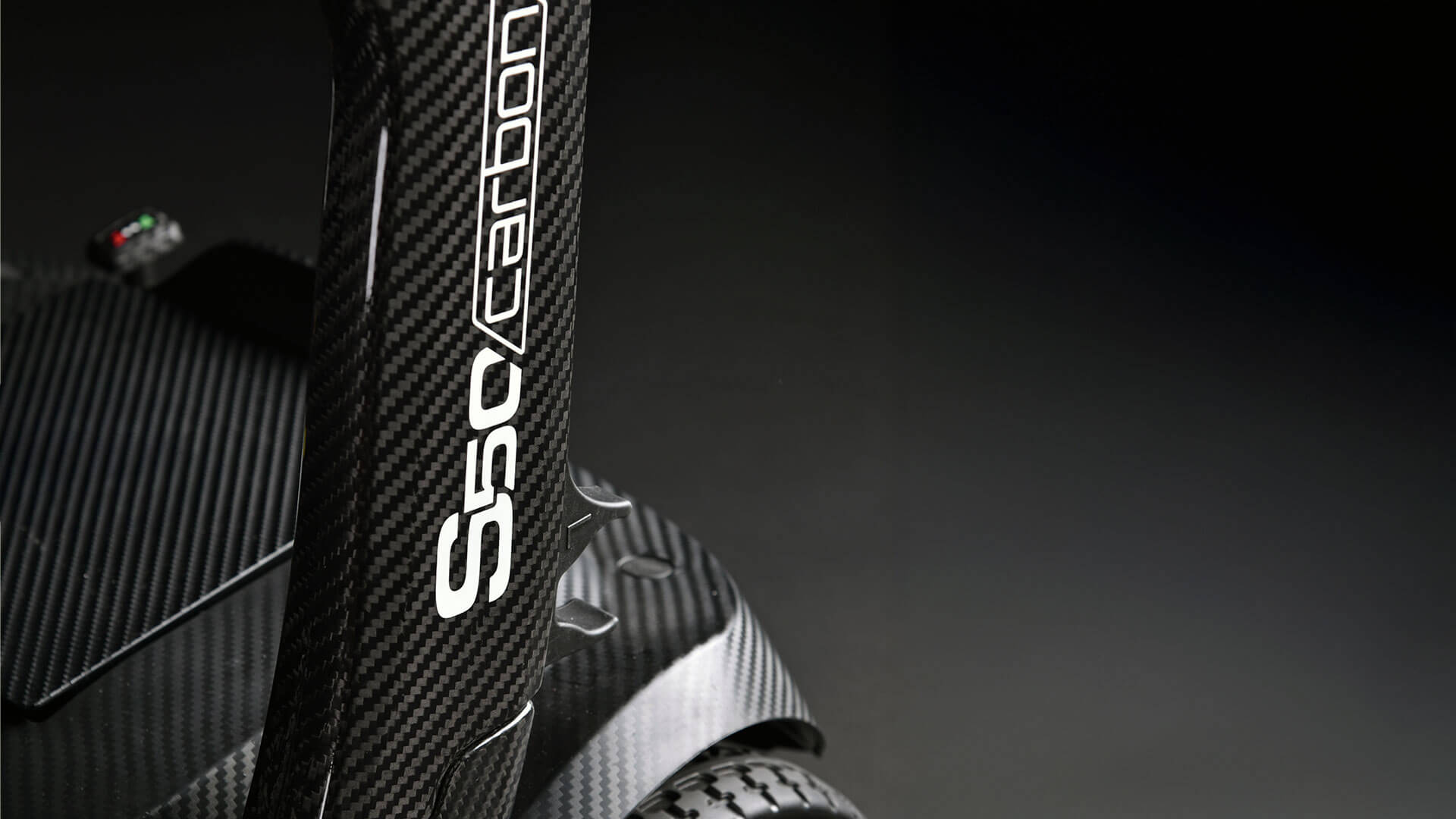 100% Carbon Fibre Frame.